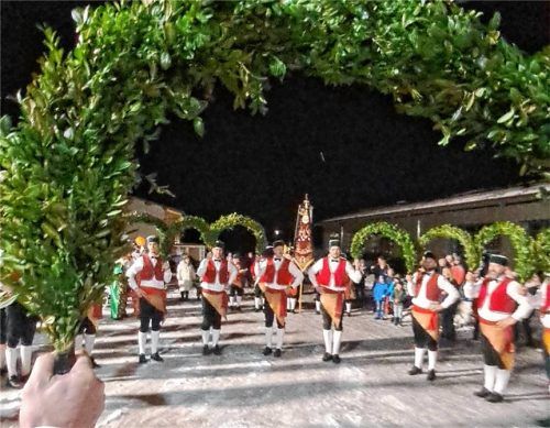 Die Wasserburger Schäffler wurden in Pittenhart begeistert empfangen. Foto Künzner-Hingerl