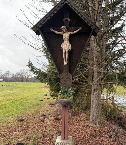 Die Wiese beim Gedenkkreuz der Bad Aiblinger Kolpingsfamilie zwischen Mietraching und Heimatsberg wird am 8. Mai zum Treffpunkt für alle Kolpingsfamilien aus dem Landkreis Rosenheim. Foto Kotter