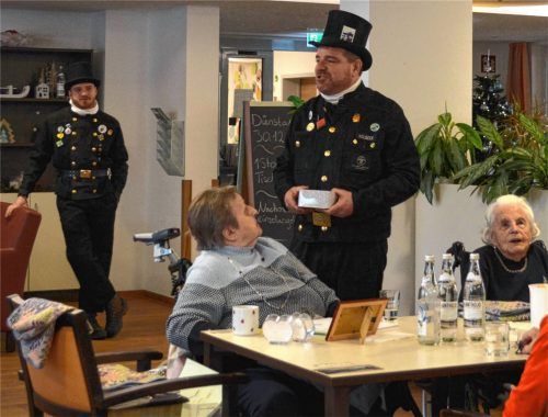 Die zwei Kaminkehrermeister Maximilian Kolbeck und Stefan Kolbeck überreichten im Seniorenheim kleine schwarze Schornsteinfeger.Foto Eder