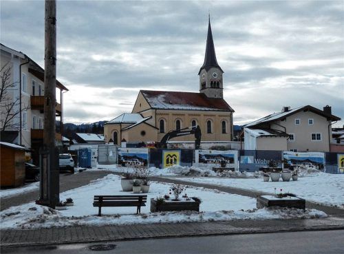 Diesen ungewohnten freien Blick vom Grabenstätter Marktplatz auf die Pfarrkirche St. Maximilian wird es nicht mehr lange geben.Foto  Müller