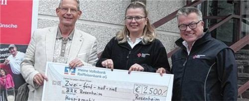 Dietmar Münnich (Geschäftsführer DME Consult), Irena Lovric (Team Freiwilligenarbeit BRK Rosenheim), Martin Schmidt (Kreisgeschäftsführer BRK Rosenheim; von links).

Foto re