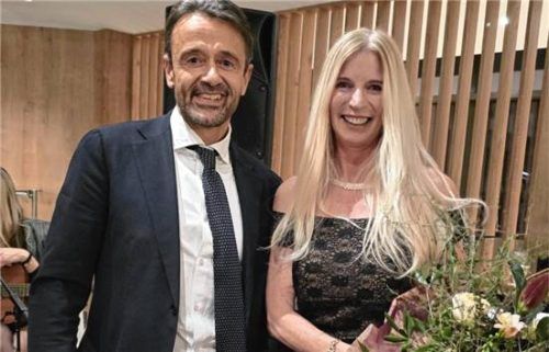 Dietolf Hämel, der Vorstandsvorsitzende der GWC (links), würdigte das Engagement von Dominique Hannig, die das einstige Kurhotel in ein Luxushotel verwandelte.