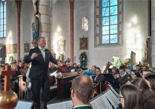 Dirigent Frank Schöftenhuber wurde mit stehenden Ovationen für das Konzert gedankt.Foto Künzner-Hingerl