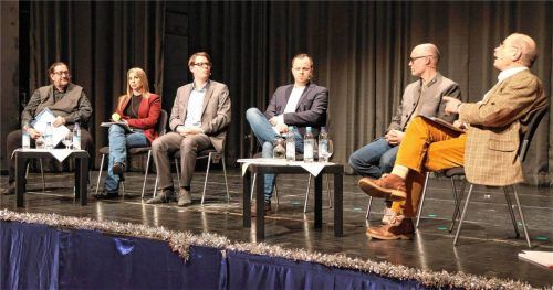 Diskutierten ausschließlich Umweltthemen: (von links) die Kolbermoorer Bürgermeisterkandidaten Christian Demmel (AfD), Johanna Bössl (Linke), Leonhard Sedlbauer (CSU), Thomas Rothmayer (Parteifreie) und Christian Morgenroth (SPD). Die Moderation hatte Rainer Tschichholz, Vorsitzender des Vereins „Energieberatung Kolbermoor“, übernommen. Foto Weinzierl