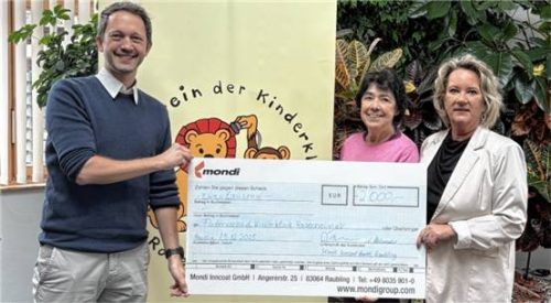 Dr. Alexander Falkum, Geschäftsführer der Mondi Inncoat, Helene Lohner, Schriftführerin des Fördervereins der Kinderklinik Rosenheim, Mihaela Hammer, Vorsitzende des Fördervereins der Kinderklinik Rosenheim (von links).Foto re