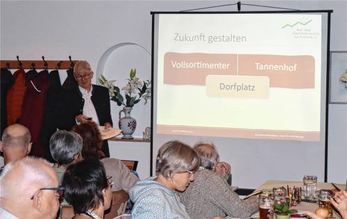 Dr. Hans Jürgen Eisele (links) präsentierte seine Überlegungen für eine Bad Feilnbacher Zukunft. Foto Strim