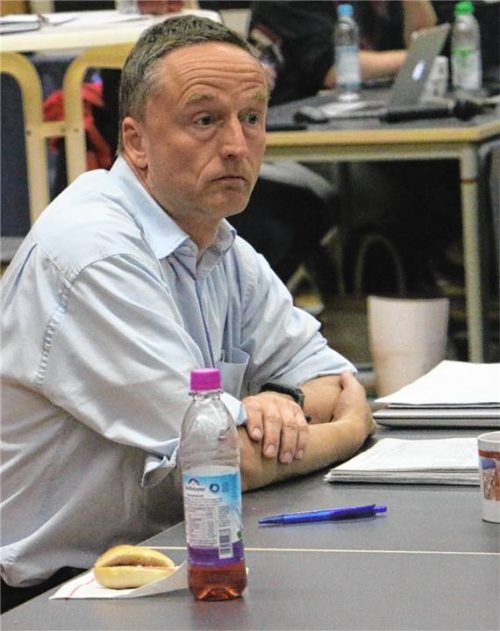 Dr. Torsten Küneth ist einer von zwei Oberschiedsrichtern und wird unter anderem das Material der Spielerinnen auf ihre Zulässigkeit überprüfen. Foto Gerhard Erlich