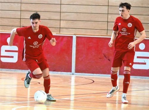 Dynamisches Bruder-Duo: Liam (rechts) und Noah Markulin von 1860 Rosenheim sind die bisherigen Tormaschinen im Sparkassenpokal.Foto Franz Ruprecht