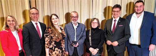 Ehre, wem Ehre gebührt: Zur Willy-Brandt-Medaille gratulierten Richard Fischer (Vierter von links) mit Ehefrau Ursula (Fünfte von links) politische Weggefährten wie (von links) Mühldorfs SPD-Bürgermeisterkandidatin Claudia Hungerhuber, Waldkraiburgs Bürgermeister Robert Pötzsch, die SPD-Landesvorsitzende Ronja Endres, Landrat Max Heimerl und Unterbezirksvorsitzender und SPD-Landratskandidat Patrick Hüller. Foto  Kreibich