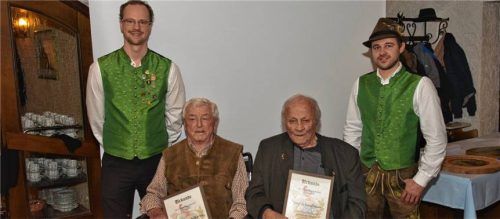Ehrende und Geehrte: (von links) Schützenmeister Christoph Hofbauer, Johann Kürzeder, Karl Hofbauer und Zweiter Schützenmeister Stefan Hierl. Foto RE