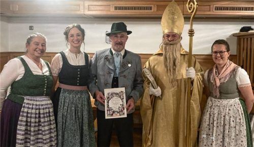 Ehrung des Ersten Vorsitzenden Hubert Mittermeier für 40 Jahre Mitgliedschaft: (von links) Zweite Vorsitzende Beate Rücker, Erste Schriftführerin Silvia Peters, Vorsitzender Hubert Mittermeier, der Nikolaus und die Erste Jugendleiterin Katrin Graßl.Foto  re