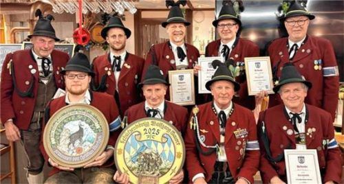 Ehrungen bei den Samerberger Gebirgsschützen: (hinten, von links) Michael Staber, Martin Wagner, Michael Spöck, Markus Wörndl und Peter Schrödl sowie (vorne, von links) Christian Mrotzek, Wolfgang Maurer, Fritz Dräxl und Karl Leistner. Foto Hötzelsperger