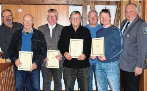 Ehrungen bei der VRK: (von links) Franz Kern (40 Jahre), Günther Sachs (60), Andreas Maier (50), Horst Leonhardt (40), Ludwig Vogt (25), Robert Hacker (25) und der VRK-Vorsitzende Alois Eder.Foto re