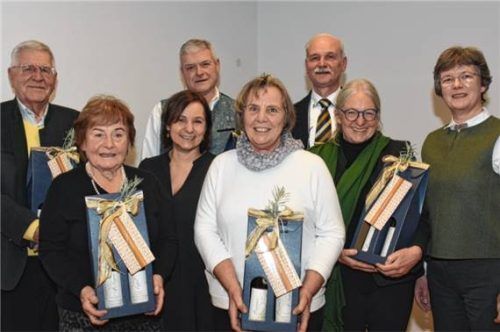 Ehrungen beim Neujahrsempfang: (von links) Manfred Benkel und Sabine Resch vom Freundeskreis Pfarrmuseum, stellvertretende Pfarrgemeinderatsvorsitzende Irmingard Schmid, Kirchenpfleger Hans Stocker, Martha Deininger von der Katholischen Frauengemeinschaft, Geistlicher Rat Pfarrer Helmut R. Kraus, Birgit Pelikan von der Pfarrbücherei St. Martin und Pfarrgemeinderatsvorsitzende Aleksandra Fusek. Foto re