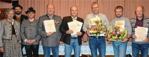 Ehrungen für Treue: (von links) Gauschützenmeisterin Vroni Huber, Gauschützenmeister Andi Wimmer und Schützenmeister Staudach-Egerndach Markus Krieg gratulierten Karl Gasteiger und Wolfgang Eberwein zur 50 Jahren, Markus Pertl und Wolfgang Schwaiger zu 40 Jahren sowie August Gschoßmann zu 25 Jahren Mitgliedschaft im Verein. Foto eder