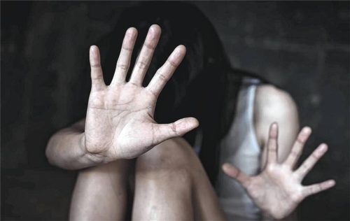 Ein 31-Jähriger ist vor dem Traunsteiner Landgericht angeklagt, weil er seine Frau in Waldkraiburg brutal vergewaltigt haben soll. (Symbolbild) Foto Dpa