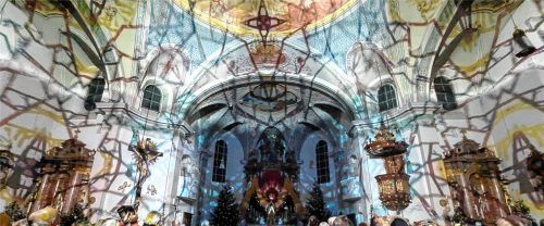 Ein Ausschnitt der Lichterillumination in der Pfarrkirche Heilig Kreuz.Foto hoffmann