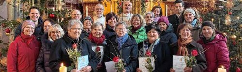 Ein besonderer Dank ging an die Geehrten: (vorne, von links) Veronika Zaggl (60 Jahre), Martina Meier (60 Jahre), Anni Unker (60 Jahre), Monika Kaffl (35 Jahre) und Gertraud Schwaiger (50 Jahre). Foto re