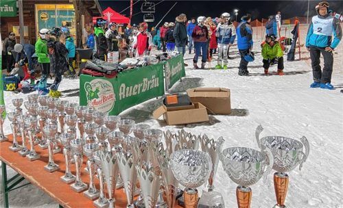 Ein Bild auf das Zielgelände 2025: Auch in diesem Jahr warten zahlreiche Auszeichnungen auf die Schnellsten – darunter Pokale, Glaspokale und Teampreise.Foto Steffenhagen
