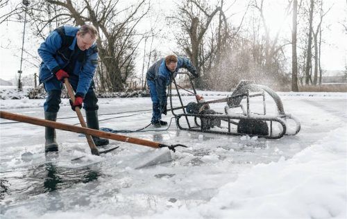 Ein Bild, das aus längst vergangenen Zeiten stammen könnte und bei den zuletzt sehr warmen Wintern Seltenheitswert hat: Mit schwerem Gerät werden Eisblöcke aus dem Bräuweiher gesägt.Fotos  Behringer