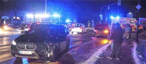 Ein BMW und ein Seat waren in einen Unfall an der Kreuzung Brückenstraße/Berliner Straße verwickelt. Foto  Fib/Eß