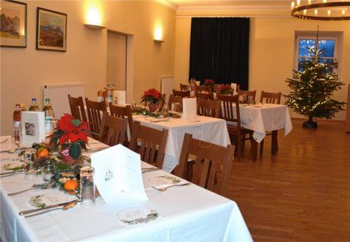 Ein festlich dekorierter Saal und festlich eingedeckte Tische erwarteten die über 40 Gäste, die nicht alleine Weihnachten feiern mussten. Foto Eder