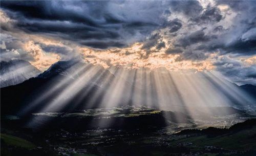 Ein fotografischer Blick ins Tal durch die Kamera von Heinz Zak. Foto Zak