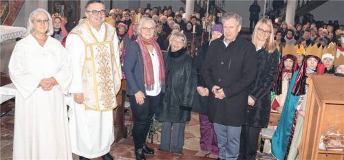 Ein herzlicher Abschied: (von links) die neue Gemeindereferentin Manuela Bauer, Pfarrer Christoph Rudolph, Gundula Langer, Barbara Heinrich, Elisabeth Purainer, Zweiter Bürgermeister Wolfgang Sattelberger und Nicol Brunner. Foto Schwitteck