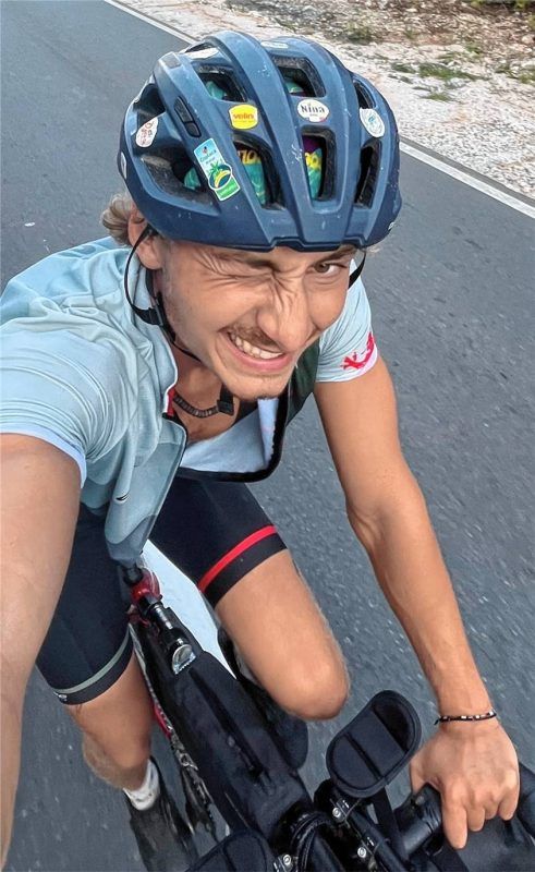 Ein Lächeln für Familie, Freunde und Instagram: Niklas Gemander strampelte per Gravel-Bike über 47.000 Höhenmeter von Heufeld bei Bruckmühl bis Asien. Fotos privat