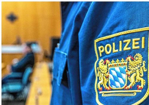 Ein Polizist (23) soll seiner Ex-Freundin mit seiner Dienstwaffe gedroht haben. Foto DPA