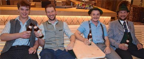 Ein Prost auf die gelungene Versteigerung: (von links) Vorplattler Fabian Genz, der neue Hausbankbesitzer und Jugendleiter Konrad Ziegaus, Zweiter Vorplattler und Erbauer der Bank Hansi Schweighofer junior sowie Vorsitzender Markus Ziegaus. Foto re