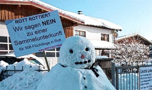 Ein Schneemann hält ein Schild der Bürgerinitiative, das sich gegen eine Sammelunterkunft für Flüchtlinge in Rott am Inn ausspricht (Archivfoto).Foto  re