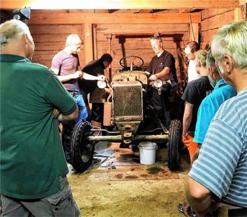 Ein uralter „Fendt F18“ konnte nach unzähligen Arbeitsstunden zur Freude aller Beteiligten wieder zum Laufen gebracht werden. Foto Wastl