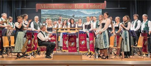 Eindrücke vom ersten Neujahrskonzert der Bad Endorfer Musikkapelle – ein zweites Neujahrskonzert beginnt morgen, Dienstag, um 10 Uhr im Kultursaal am Park. Foto Hötzelsperger