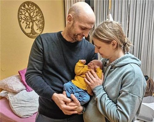 Eine glückliche Familie: Cindy und Tobias aus Tuntenhausen begrüßen ihren Sohn Maximilian. Fotos Geburtshaus/privat