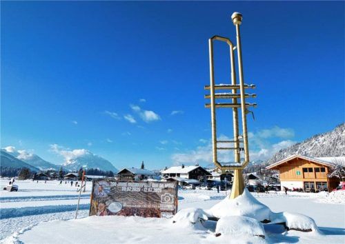 Eine Riesentrompete auf dem Festzeltplatz in Reit im Winkl weist auf das im Juli anstehende Bezirksmusikfest hin.Fotos Hauser