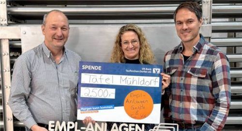 Eine Spende an die Tafel Mühldorf: Detlev Künzel (links) freut sich über 2.500 Euro von Andrea und Tobias Empl von der gleichnamigen Firma. Foto sutherland