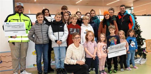 Eine Spende von jeweils 1.250 Euro überreichten die Theaterer aus Litzldorf und Derndorf Markus Eichschmid (links) und den Kindern vom Kinderhaus „Vogelnest“ in Derndorf (untere Reihe). Foto strim