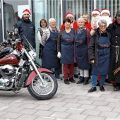 Hilfe kommt auf schweren Maschinen