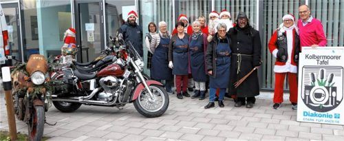 Einen derart netten Besuch von Nikoläusen der BAB-Motorradfreunde mit Bikes und Lebensmitteln im Gepäck hatten Andreas Bobbert und das ehrenamtliche Team der Kolbermoorer Tafel bislang noch nicht erlebt. Foto strim