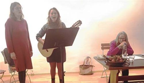 Einen informativen und unterhaltsamen Abend gestaltete Margarete Winnichner (rechts) zur Geschichte von Frauen in der Politik, musikalisch untermalt von Dagmar Warweg (links) und Antonia Steinert. Foto Giesen