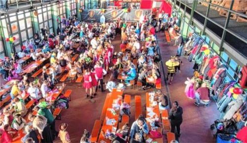 Einen Kinderfasching veranstaltete die „Veitsgroma Zunft“ in Traunstein. Dabei verwandelten sie die Fahrzeughalle der Feuerwehr in eine „große Partymeile“ und boten Spieleprogramm und viele Auftritte. Foto Veitsgroma Zunft