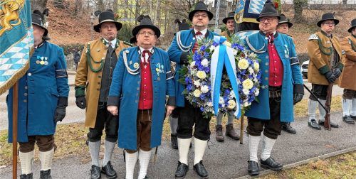 Einen Kranz zu Ehren der verstorbenen Mitglieder der Kompanie und der Opfer der Sendlinger Mordweihnacht legten (von links) Hauptmann-Stellvertreter Uwe Hecht sowie die Schützen Josef Rybcinski und Johann Luger nieder. Foto kotter