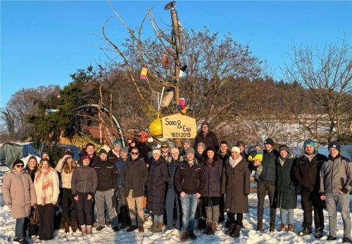 Einen Riesenspaß hatten die Freunde beim Aufstellen des Hungerbaums für Sophia Bachmann und Benedikt Eisenbarth. Foto Künzner-Hingerl