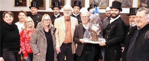 Einen süßen Glücksbringer in Form einer Schokoladenfigur erhielt Bürgermeister Michael Kölbl. Foto Weithofer