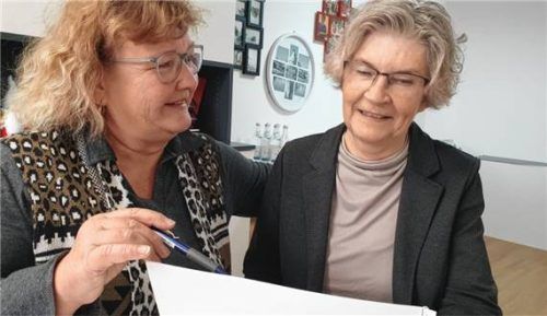 Einrichtungsleiterin Claudia Kastenhuber (links) bespricht den nächsten Einsatz mit Alltagshelferin Beate Neuschäfer beim Mobilen Familienservice der Arbeiterwohlfahrt in Mühldorf. Foto AWO Mühldorf