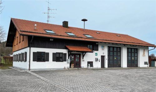 Einstimmig fiel der Beschluss in Sachen Feuerwehr- und Gemeindehaus: Der bestehende Sitzungssaal soll vergrößert werden. In einem neuen Anbau sollen dafür unter anderem die Wartungs- und Geräteräume der Feuerwehr Platz finden. Foto manzinger