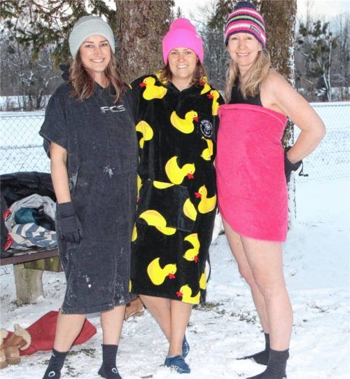 Eisköniginnen: Judith, Antje und Chrissie fühlen sich nach dem Eisbaden bestens.