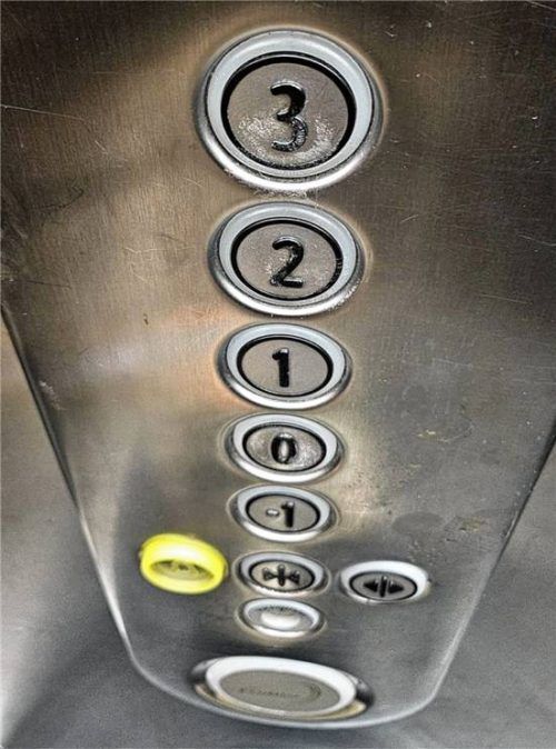 Eiskristalle auf den Knöpfen des Fahrstuhls des Wohnblocks in der Hubertusstraße/Adalbert-Stifter-Weg in Haidholzen. Knapp drei Wochen lang ist die Heizung des Wohnhauses ausgefallen. Foto privat