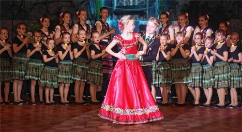 Eleganter Auftritt: Prinzessin Anna und Prinz Danilo mit ihrem Hofstaat. Fotos Faschingsgesellschaft Neubeuern